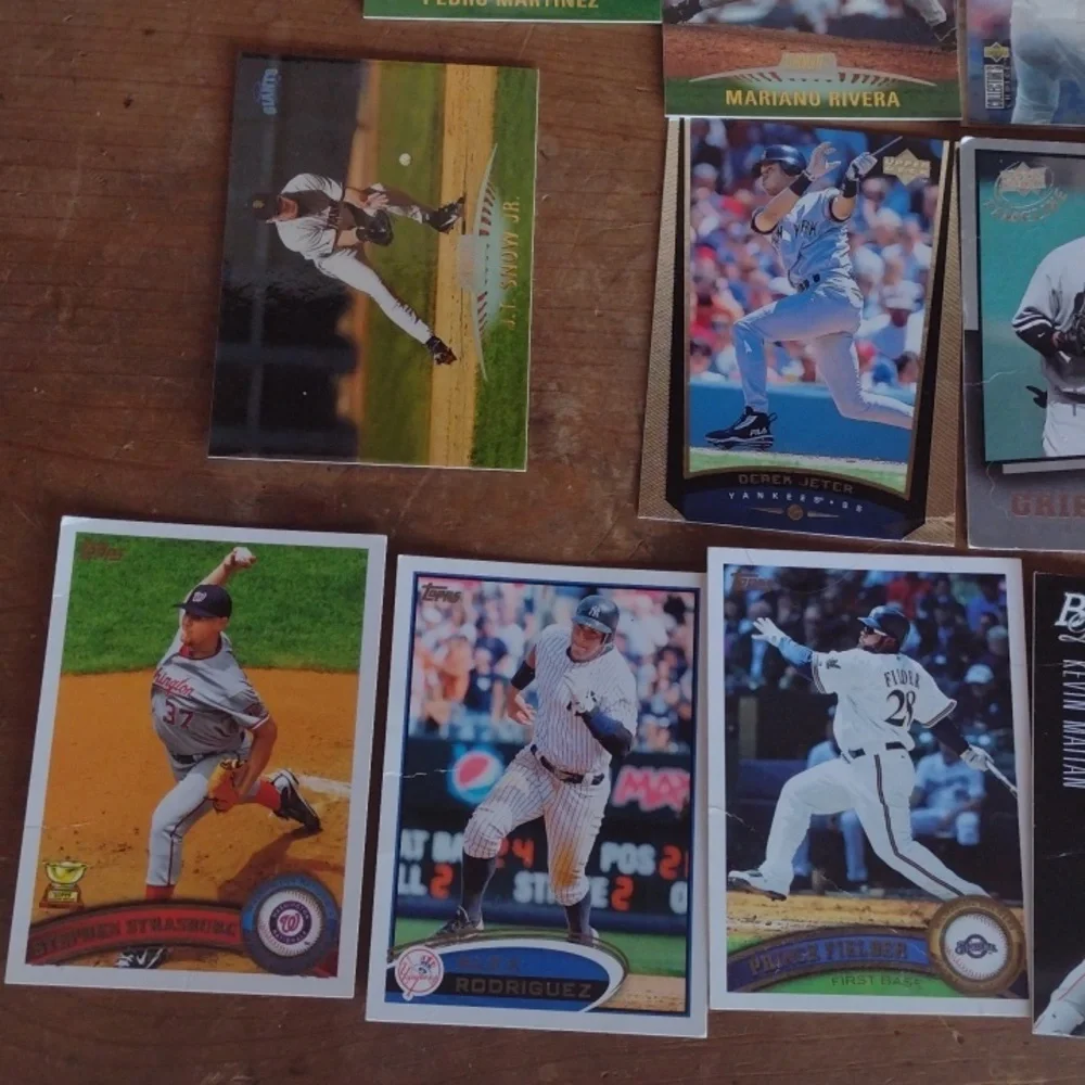 Assorted Baseball Trading Cards Collection - Picture 4 of 5